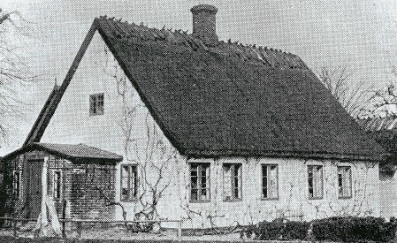 Lille Anes og sønnen Jens Hansens hus, der blev udbygget til friskole. Foto fra begyndelsen af 1900-tallet.