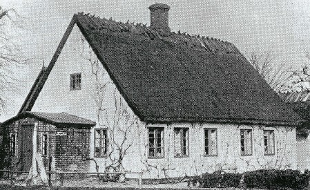Lille Anes og snnen Jens Hansens hus, der blev udbygget til friskole. Foto fra begyndelsen af 1900-tallet.