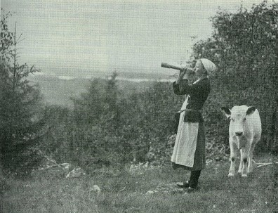 Et noget romantiserende og opstavlet billede af en sæterjente, der spiller på barklur, begyndelsen af 1900-tallet.